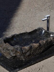 Раковина з чорного лабрадориту Volga Blue — преміум камінь для інтер’єру ванної кімнати.