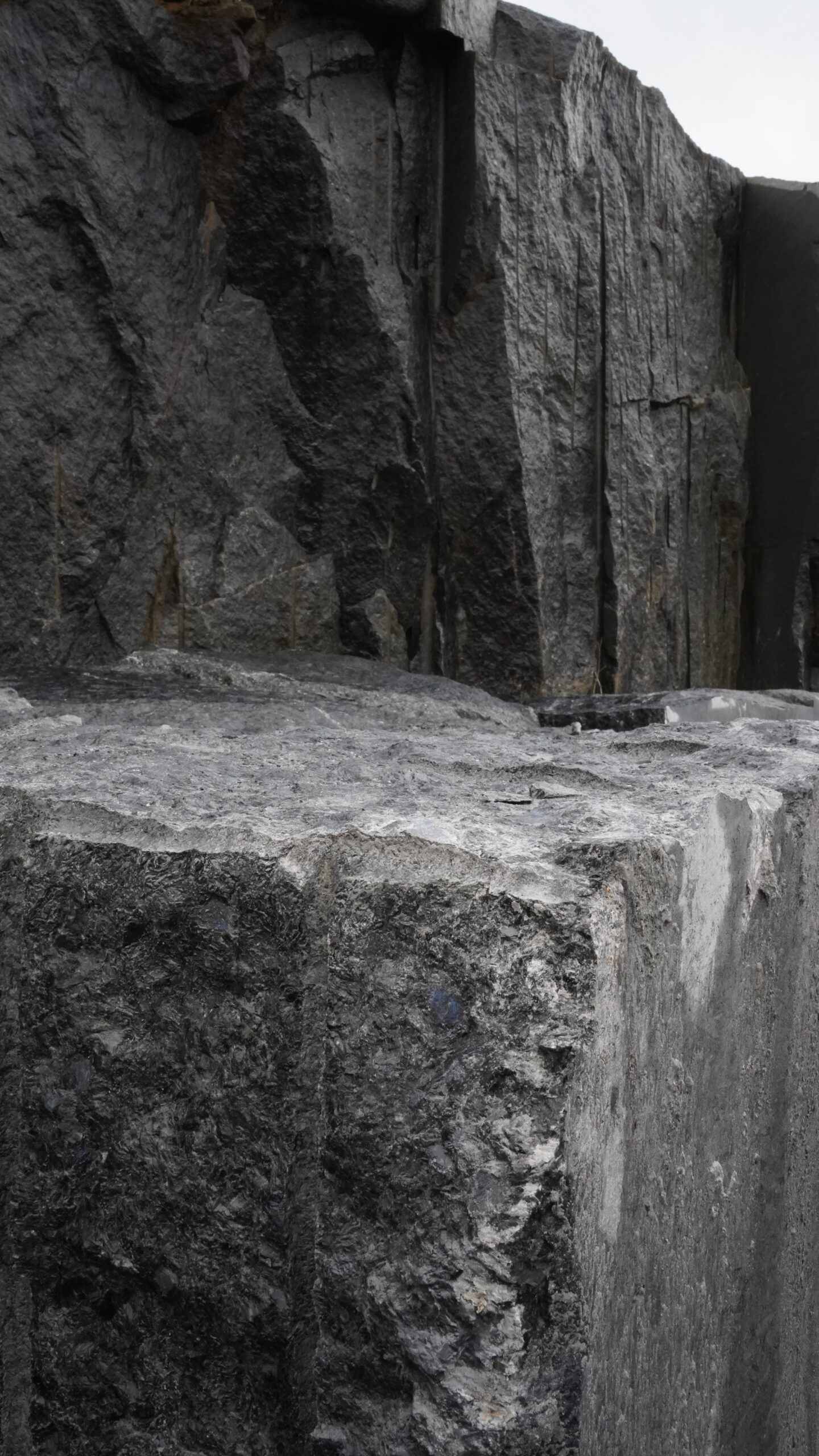 Monolithic quarry wall at Golovinski with visible diamond wire cutting marks