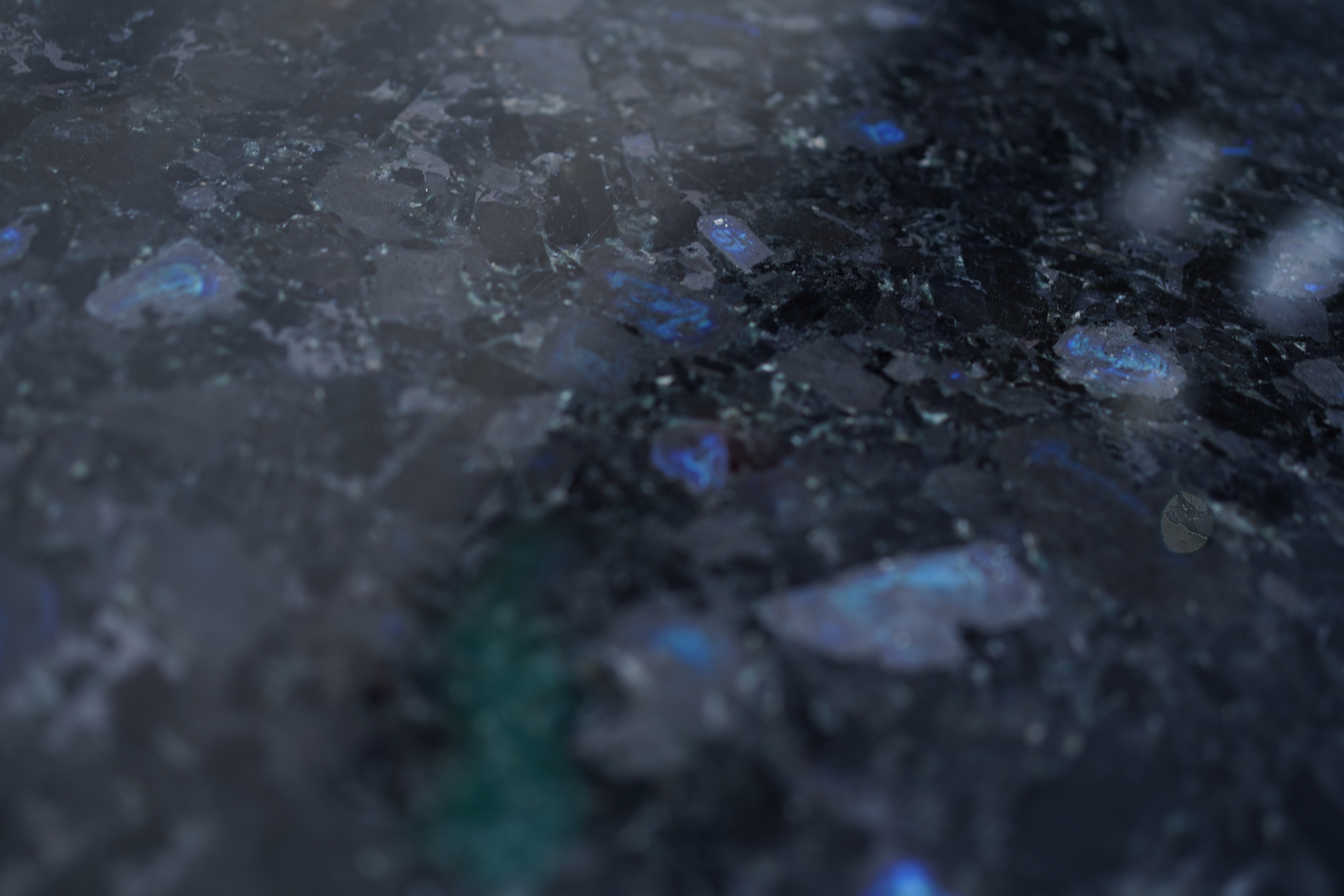 Натуральний камінь лабрадорит Volga Blue — текстура для преміум фасадів та сучасної архітектури