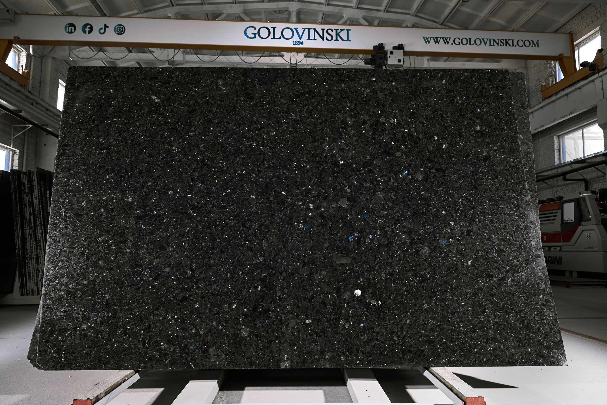 Volga Blue — лабрадорит, що став легендою архітектури