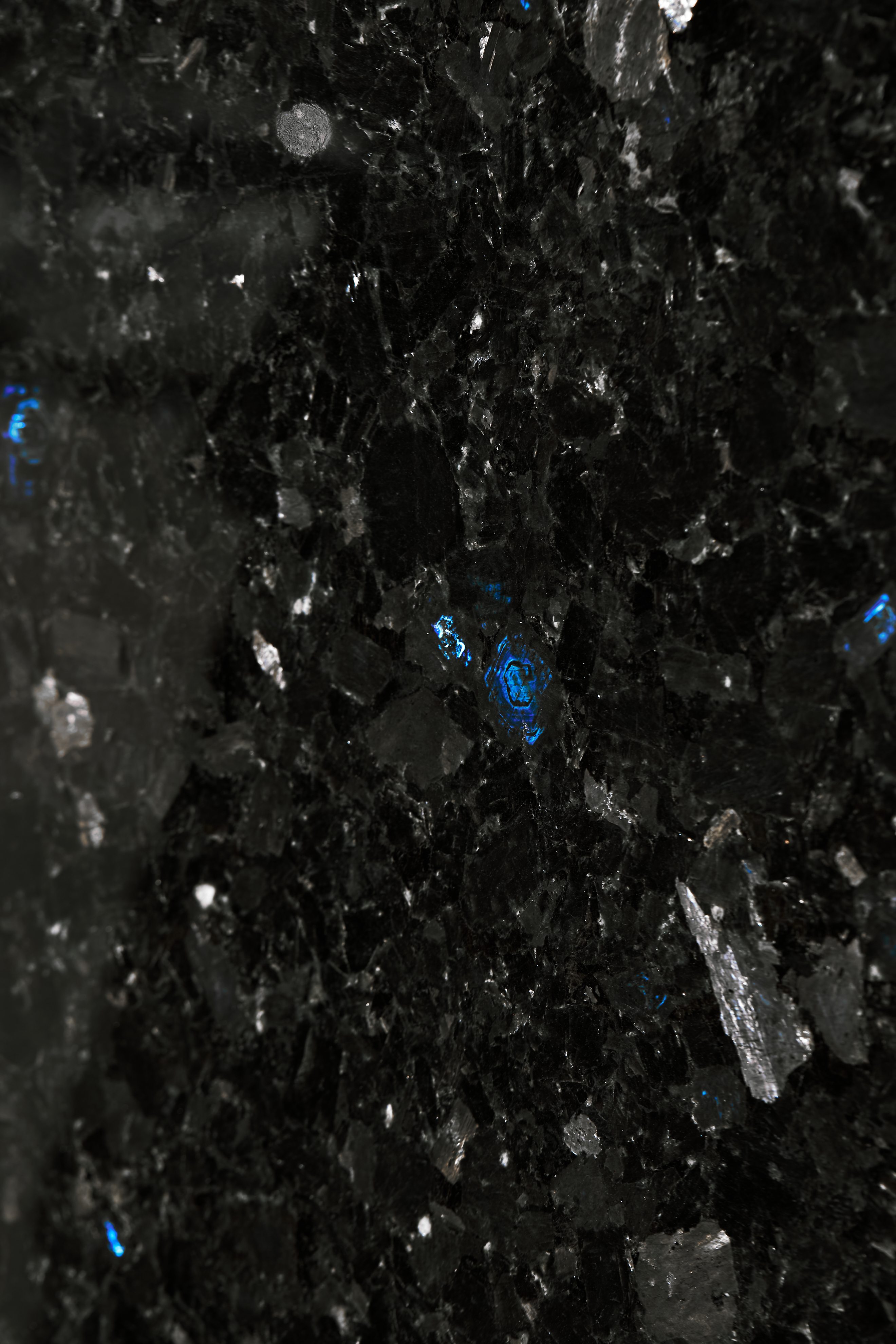 Натуральний лабрадорит Volga Blue – темна графітова текстура з природною синьою іризацією