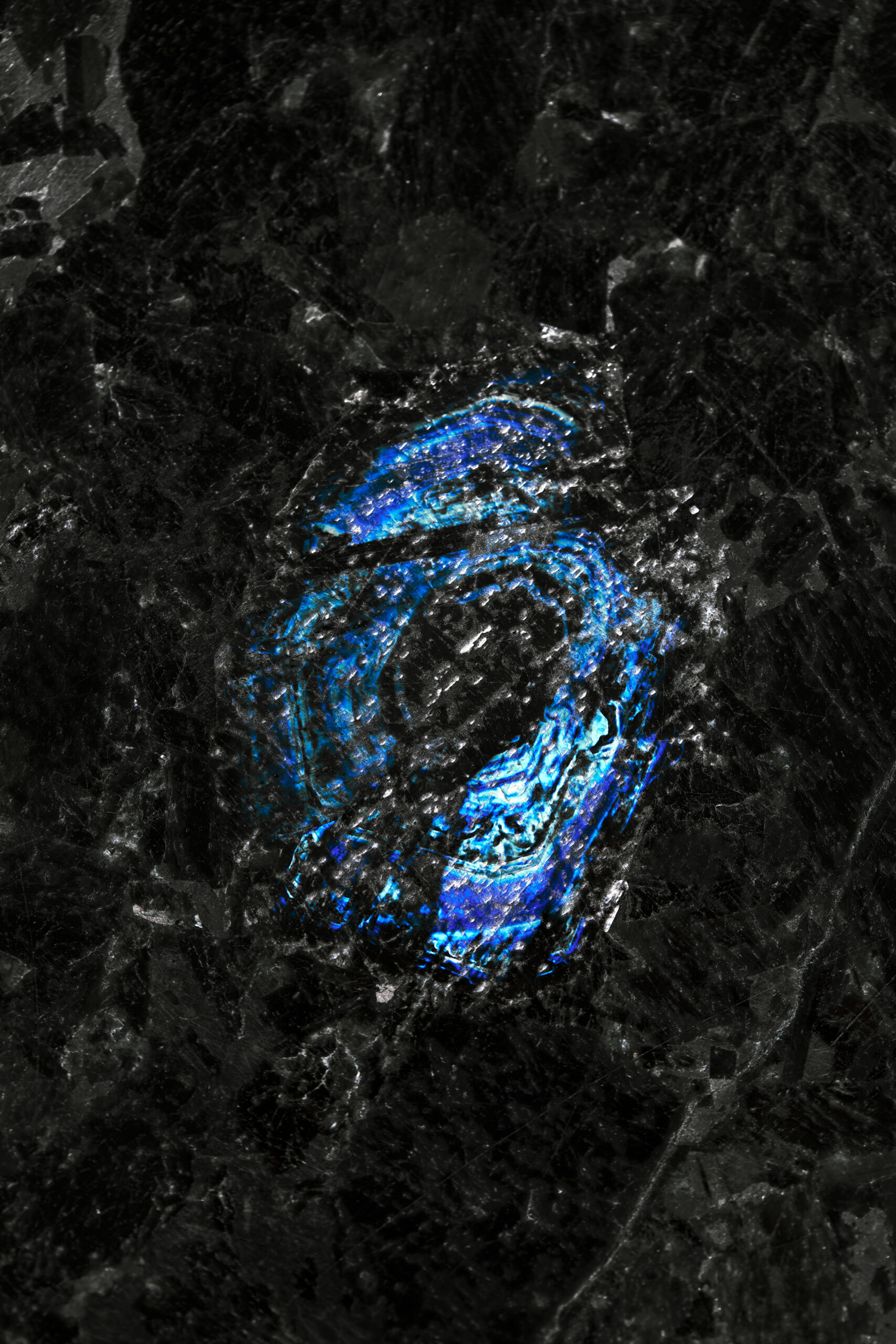 Volga Blue labradorescence — vivid blue light effect in natural stone