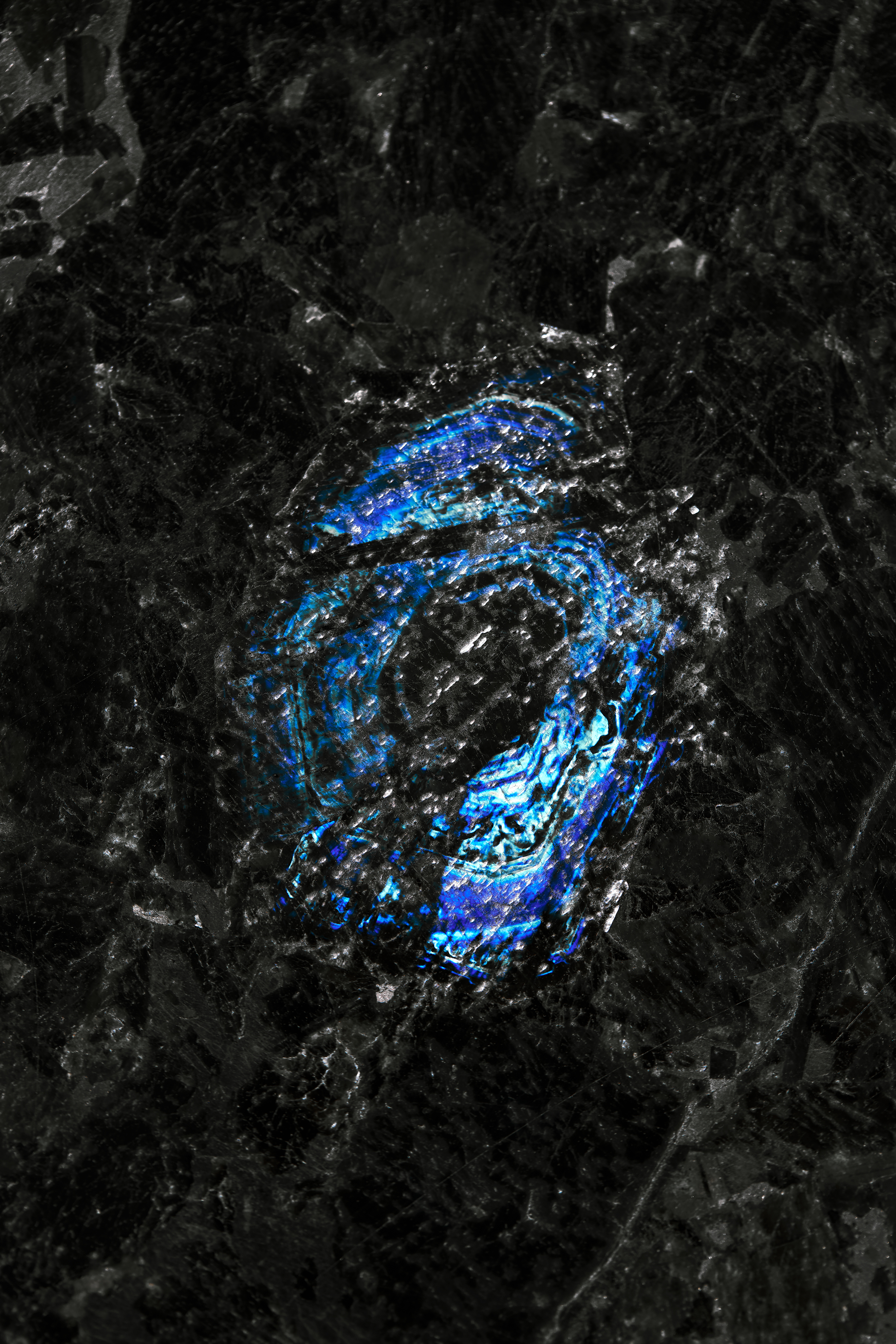 Лабрадоресценція Volga Blue — яскравий прояв синього сяйва каменю