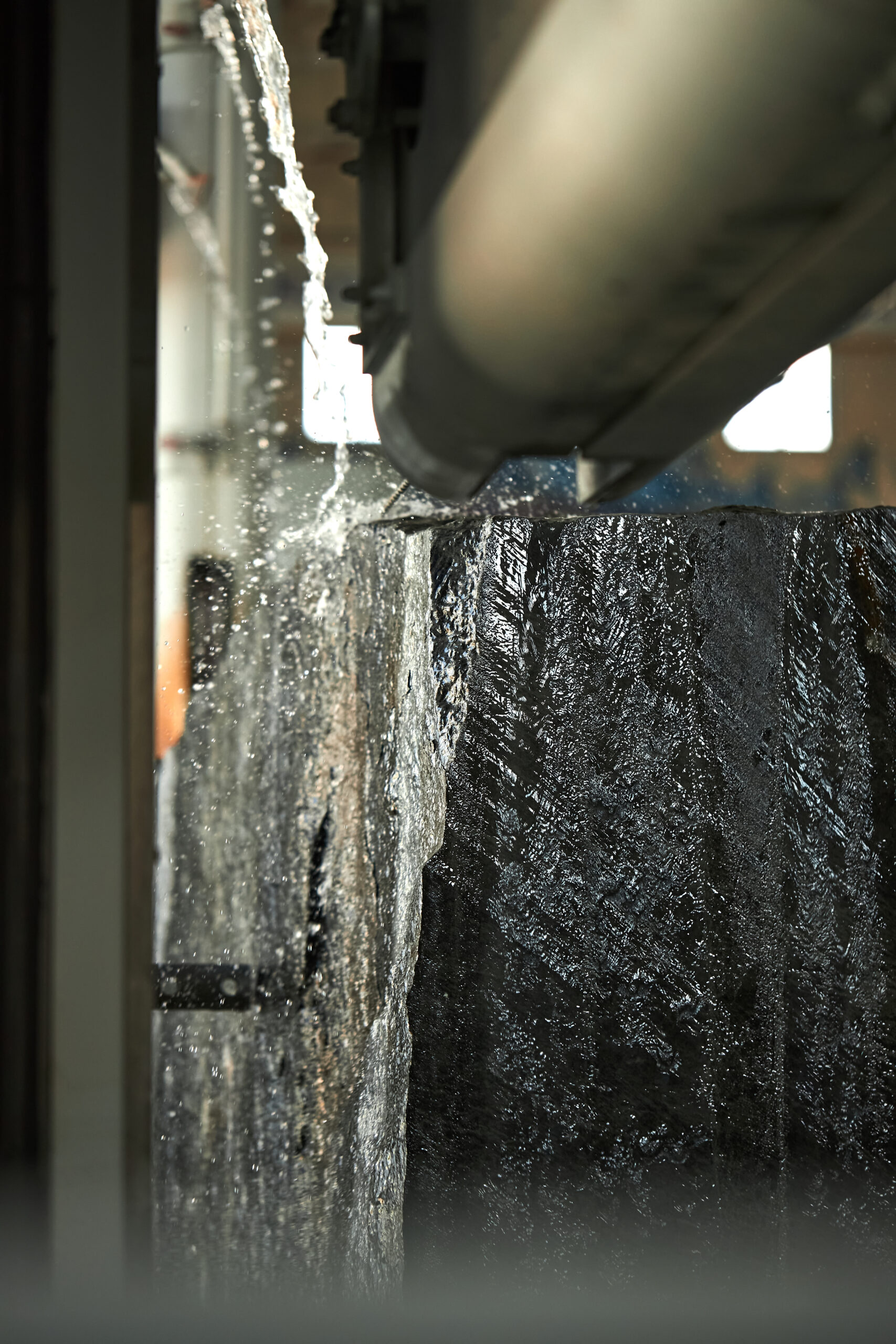 Cutting of a Volga Blue labradorite block at Golovinski facility