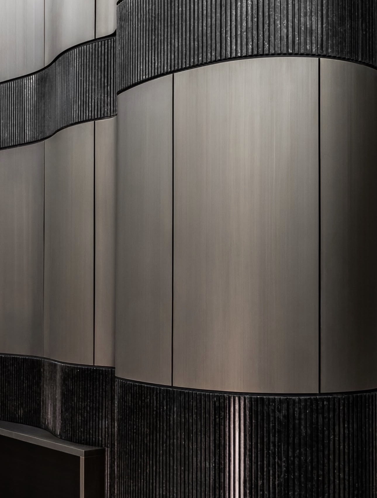 Акцентна стіна з натурального лабрадориту Golovinski Volga Blue у сучасному інтер’єрі