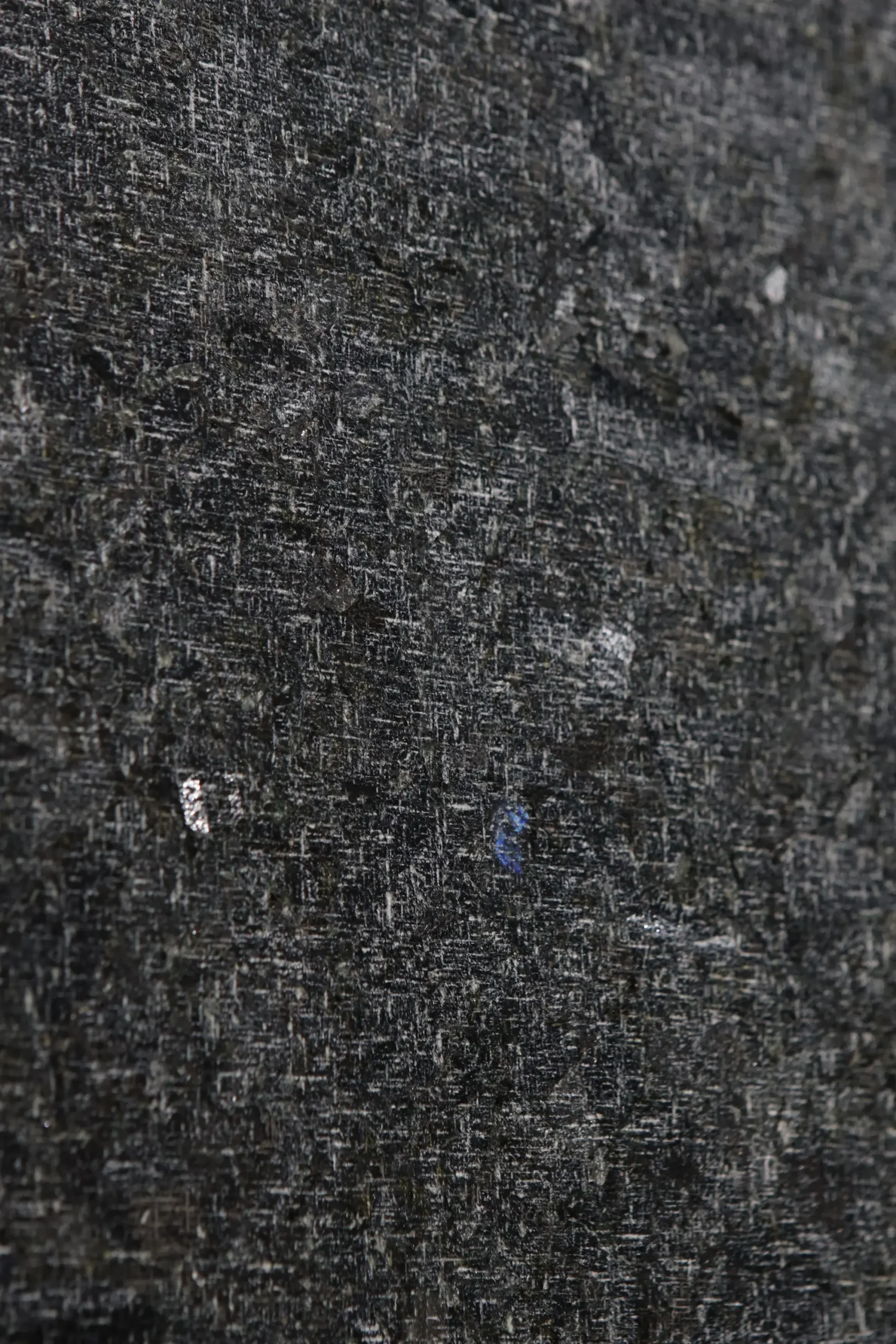 Підсвітка чорного каменю з делікатною синьою іризацією